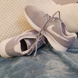 🌞 Gray Nike Shoes